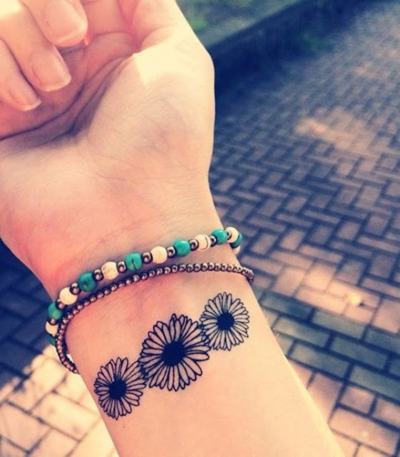 Mini tatuagens de flores para as mulheres Mini tatuagens de flores para as mulheres