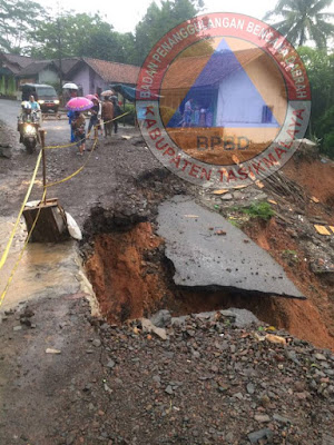 Rumah di tebing yang berpotensi terbawa longsor. Foto : BPBD Kabupaten Tasikmalaya. https://www.facebook.com/permalink.php?story_fbid=1759351277686158&id=100008339073132&pnref=story