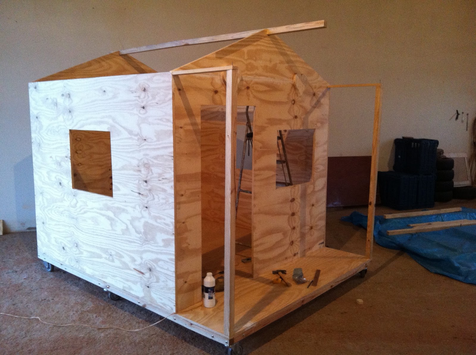 Exemplo De Estrutura Para Conduzir Trepadeiras Pelo Telhado Da Casa