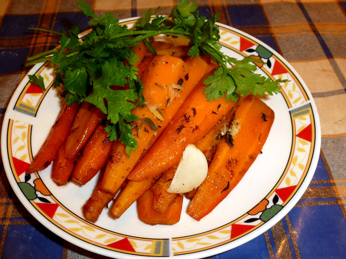 Печеная морковь. Запеченная морковь в духовке. Морковка на гарнир. Гарнир из морковки. Печеная морковь в духовке.