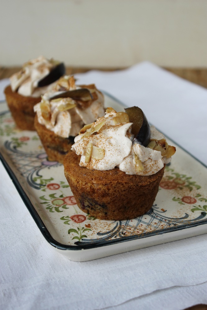 Zwetschgen-Muffins mit Zimtsahne und Ahorn-Mandel-Crunch