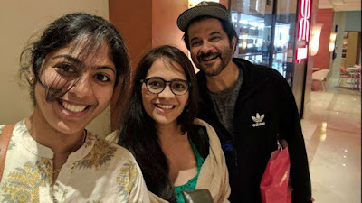 anil-kapoor-takes-selfies-with-fans-in-atm-line