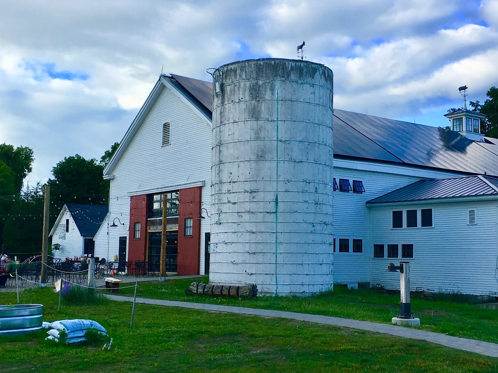 East Coast Wineries Throwback Brewery A Fun Visit! (NH)