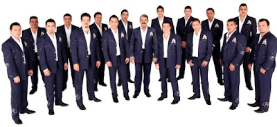 La Arrolladora Banda El Limón Foto de La Arrolladora Banda El Limón parados