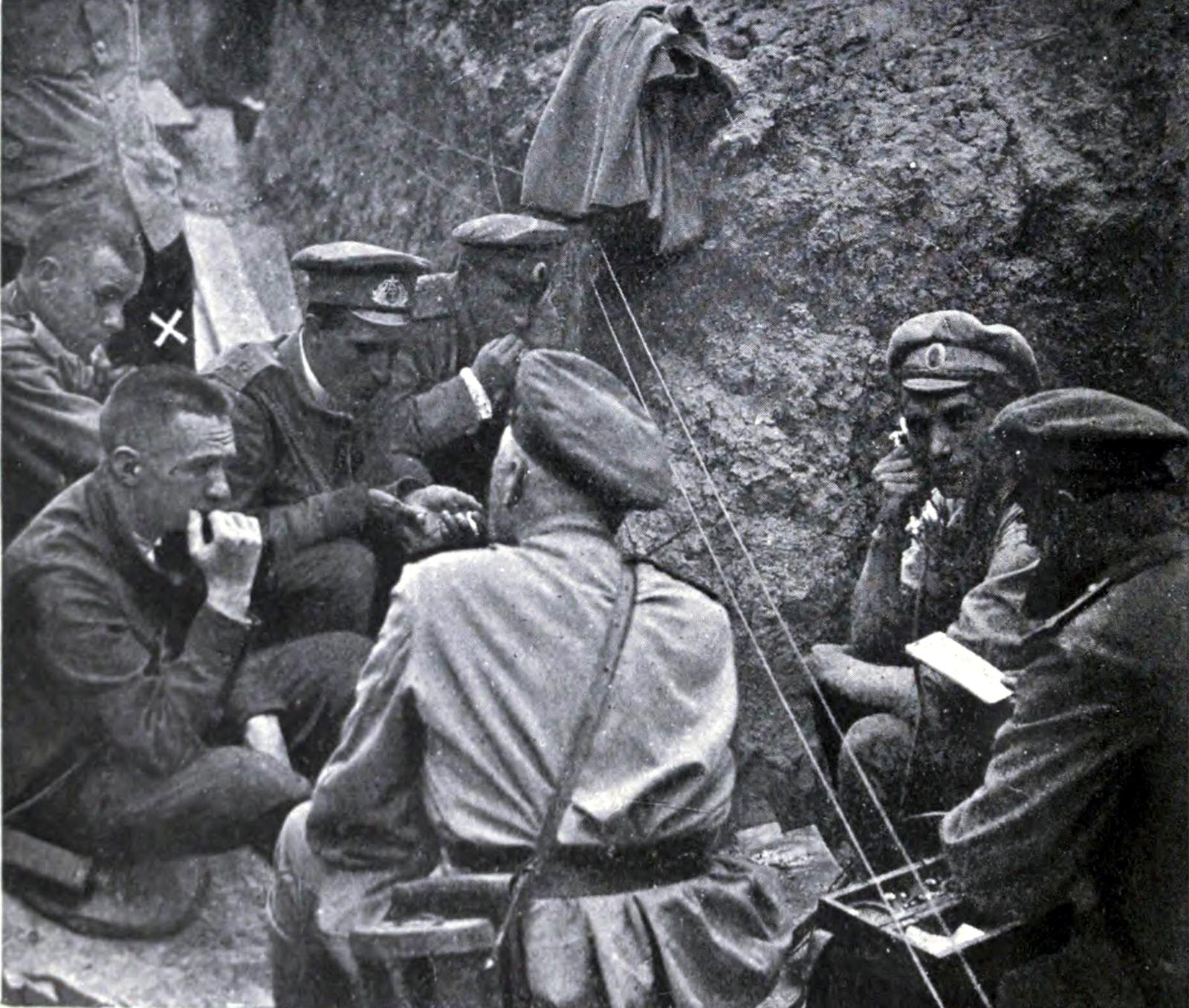 Читать земляной солдат. Русские солдаты в окопах первой мировой войны. Русский солдат 1 мировой войны в окопе. Солдаты в окопах 1917.
