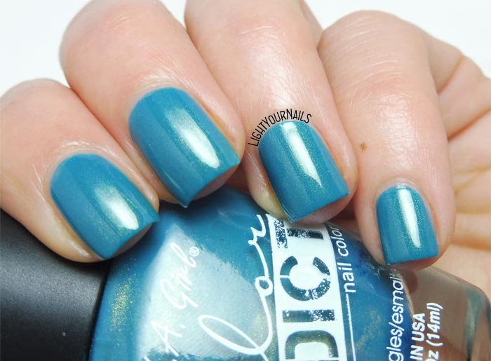 Smalto turchese L.A. Girl Color Addict Obsess turquoise shimmer nail polish #nails #lightyournails Smalto turchese L.A. Girl Color Addict Obsess turquoise shimmer nail polish #nails #lightyournails