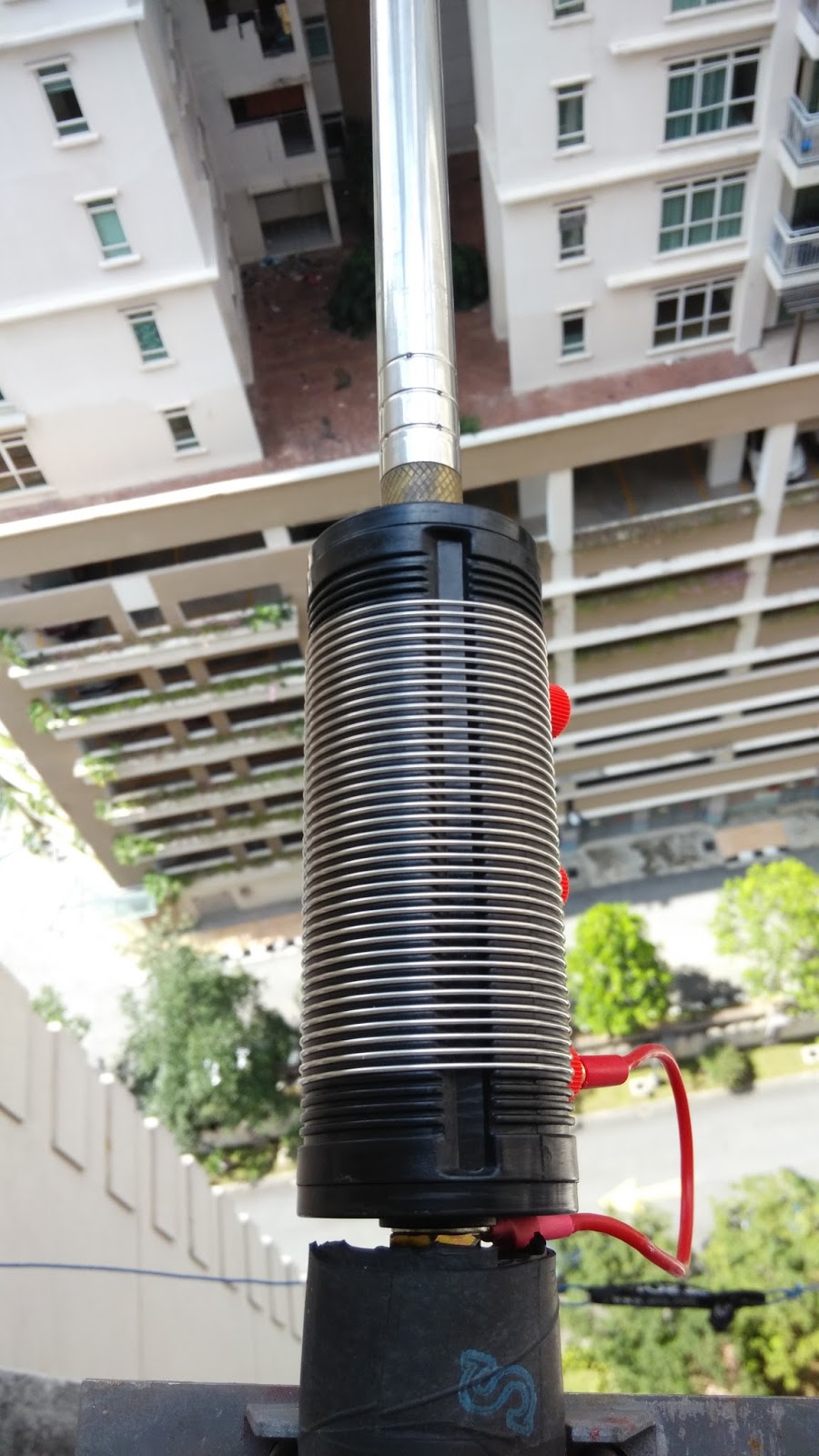 9W2SVT 40m vertical balcony antenna using PAC12 , adjustable coil and