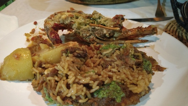 Prato com paella. Risoto típico espanhol com frutos do mar