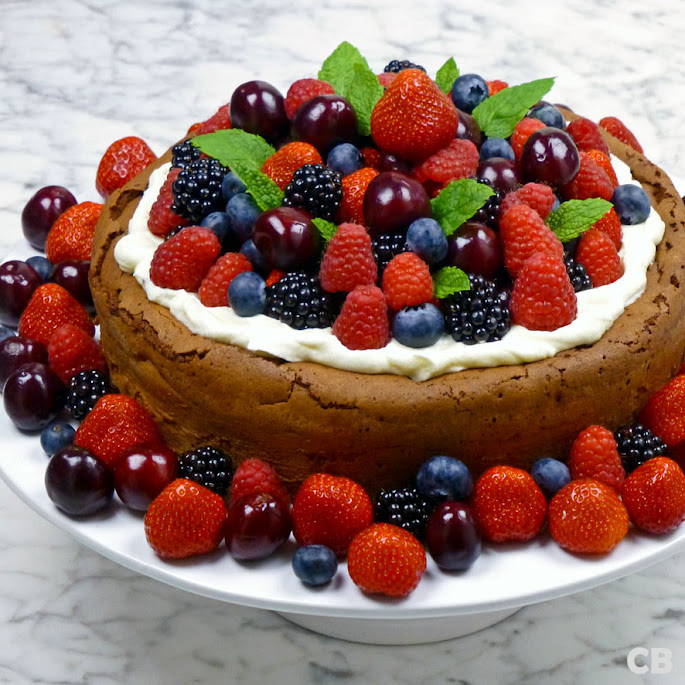 Chocolade-desserttaart met rood fruit en slagroom Chocolade-desserttaart met rood fruit en slagroom