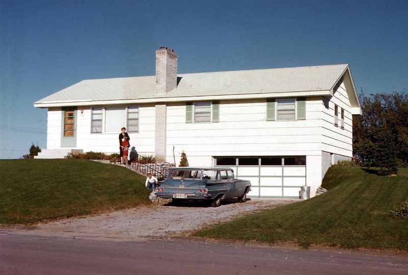 30 Old Snaps That Capture People Standing in Front of Their Houses in