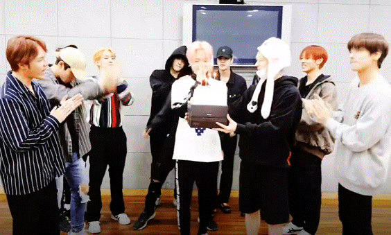 토마토를 싫어하는 멤버에게 토마토 케이크를 선물해준 더보이즈ㅋㅋㅋㅋㅋ | 인스티즈