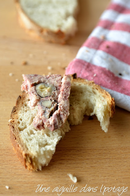 Terrine aux foies de volaille et aux noisettes