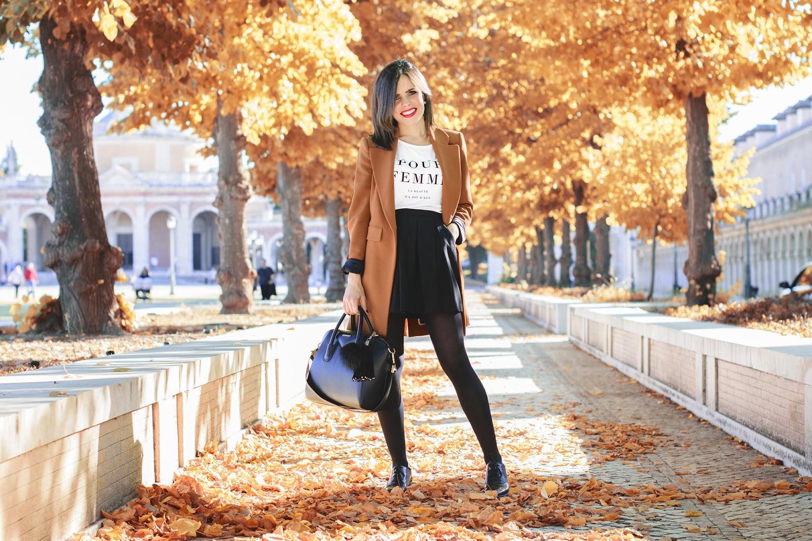 Look de otoño con blazer camel en Aranjuez