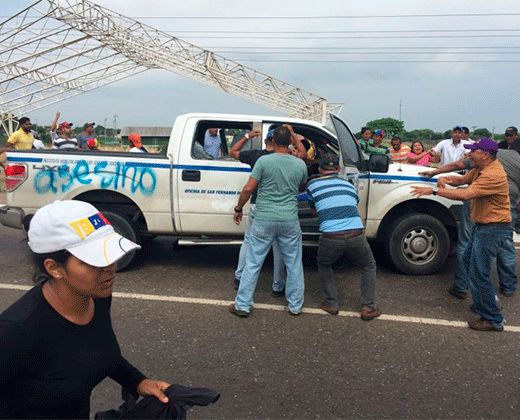 Vehículo del Ivss atropelló a mujer que protestaba en Calabozo (+Fotos)