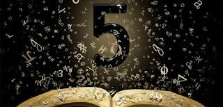 Imagen de un número cinco sobresaliendo de un libro y varios números