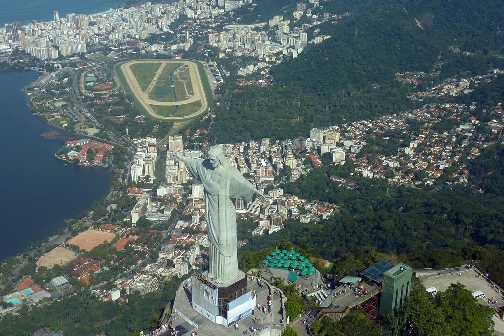 Столицей бразилии является. Рио-де-Жанейро столица Бразилии. Статуя Христа-Искупителя Бразилия. Статуя в Сан Паулу. Достопримечательности Рио-де-Жанейро Бразилия.
