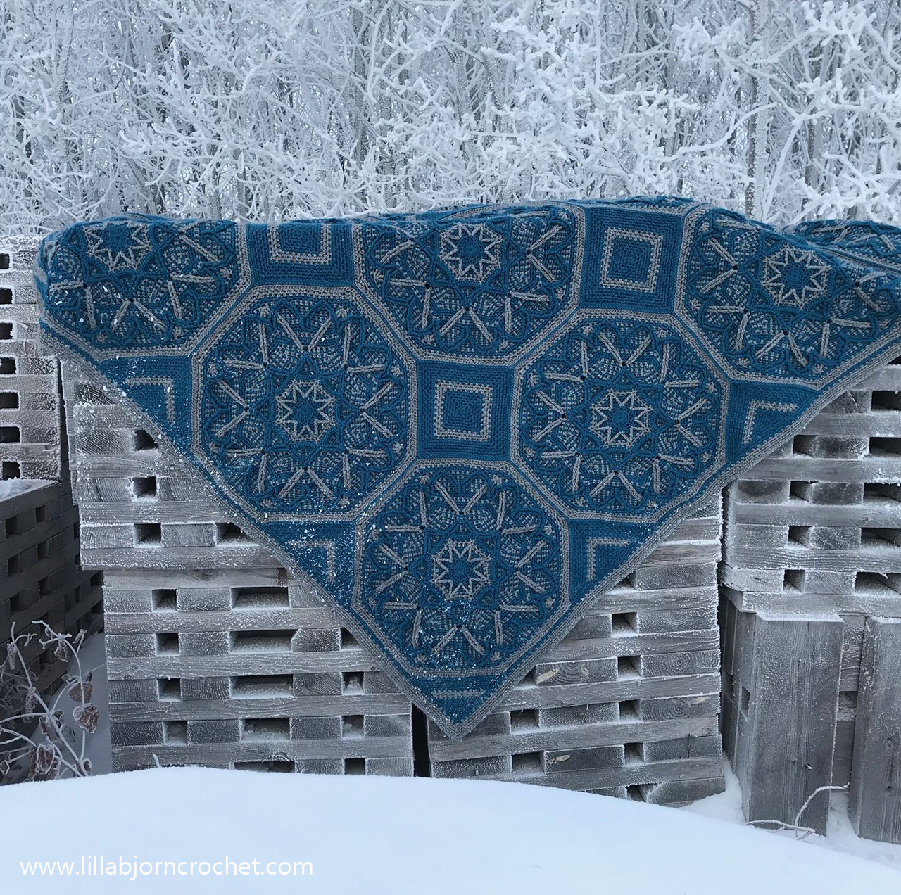 First Snow overlay crochet blanket by Laura LillaBjörn's Crochet World
