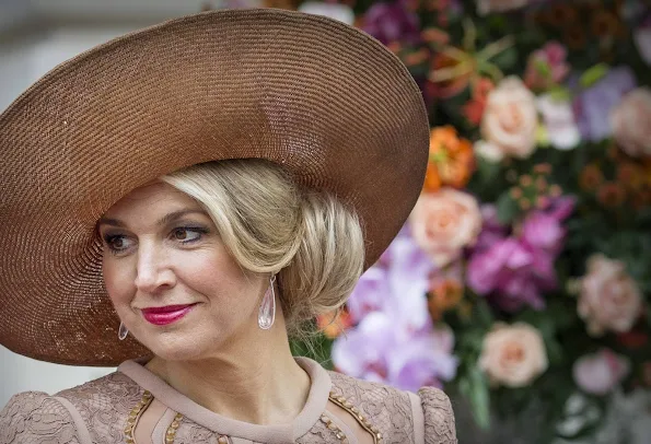 The Dutch Queen wore a gold-sequinned dress for a state dinner in Paris held by French leader Francois Hollande in honour of Maxima, jewelery, dress, moda parandi, fashion