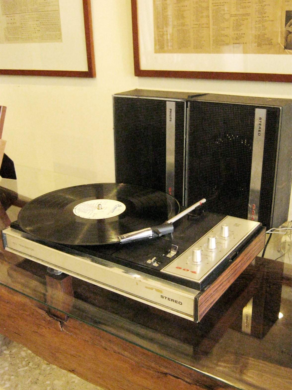 TOKO BARANG ANTIK Dijual Pemutar Piringan Hitam Portabel merk Philips