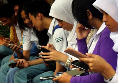 Anak lebih suka main gawai