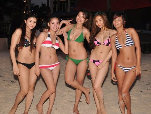 Hottest and sexiest Pinay beach babe. 