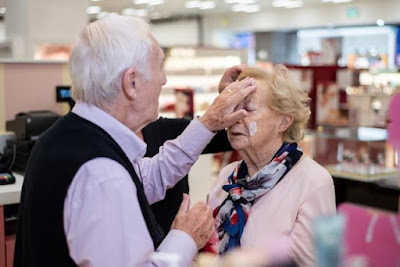 abuelo de 84 años aprende a maquillar