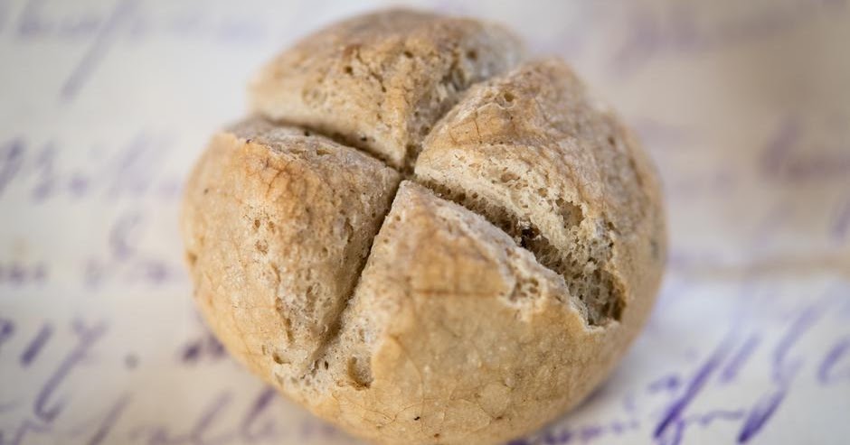 Старая булочка. Булочка Старая. Старый хлеб. Самый старый хлеб. Хлеб старые фото.