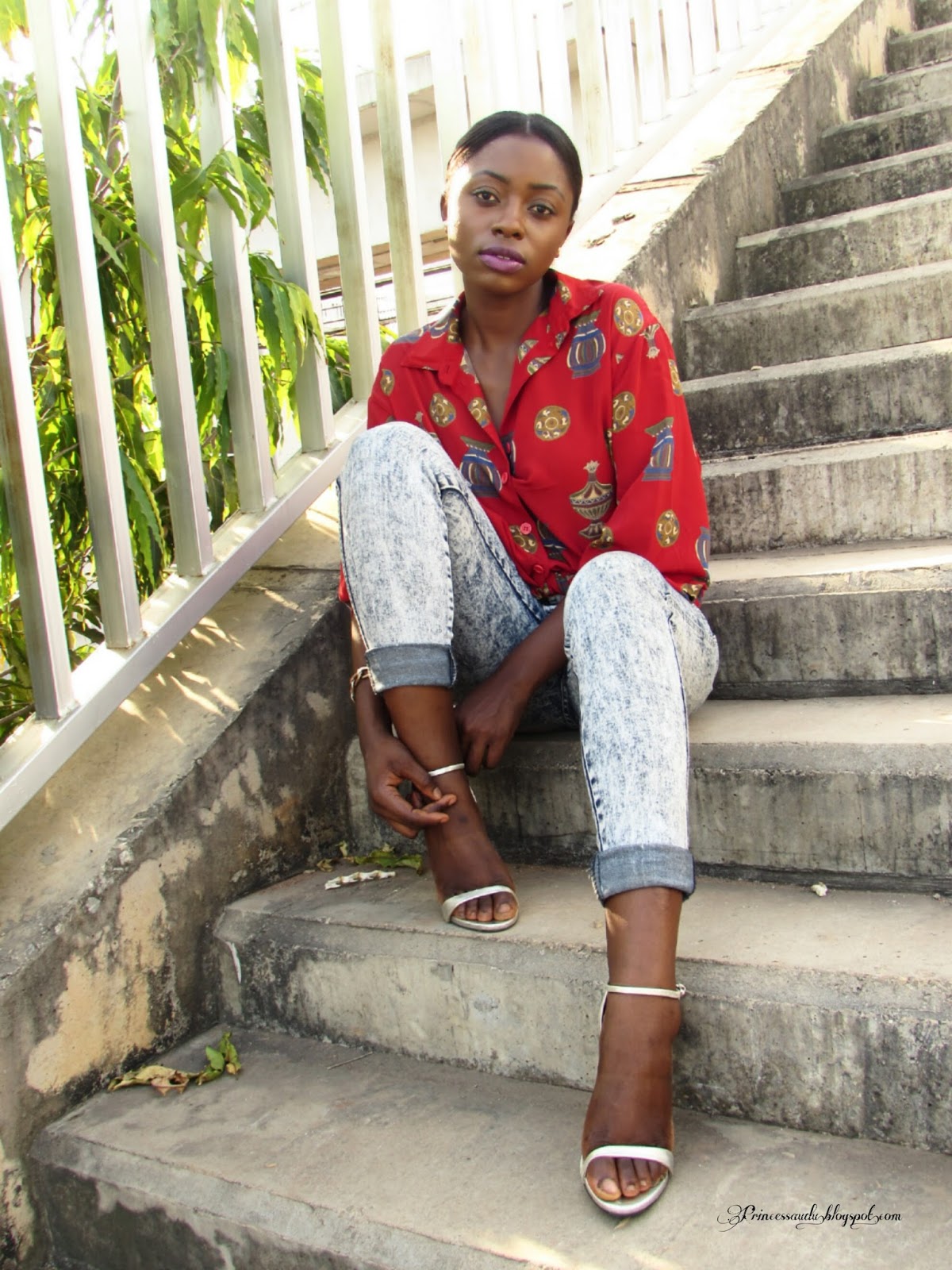 Distressed jeans,  how to style a vintage shirt
