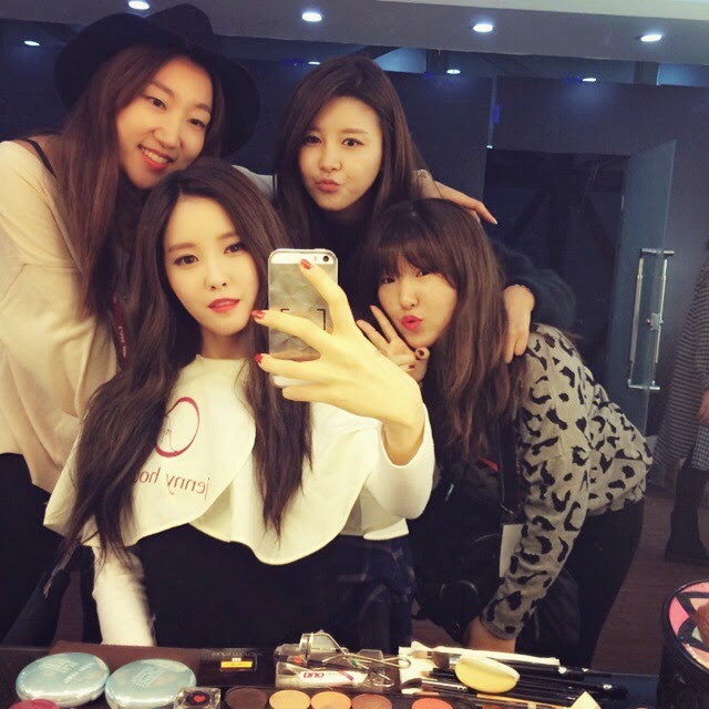 fascisme Beroligende middel Nøjagtig T-ara's HyoMin snapped pretty SelCa pictures with her friends | T-ara World