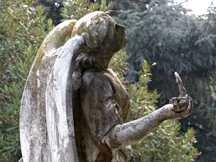 Statue D'ange Antique Sur Le Cimetière Photo stock - Image du historique,  noir: 26386888