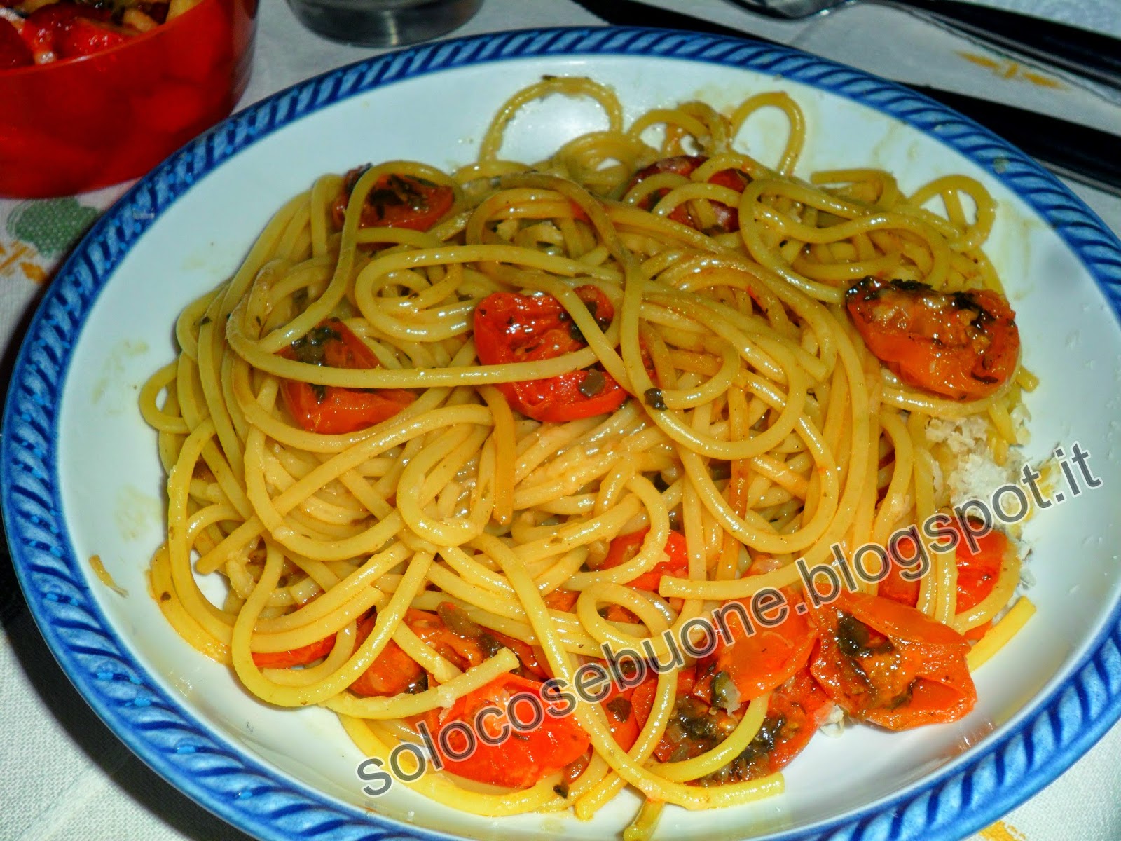 spaghetti con pomodorini cotti al forno