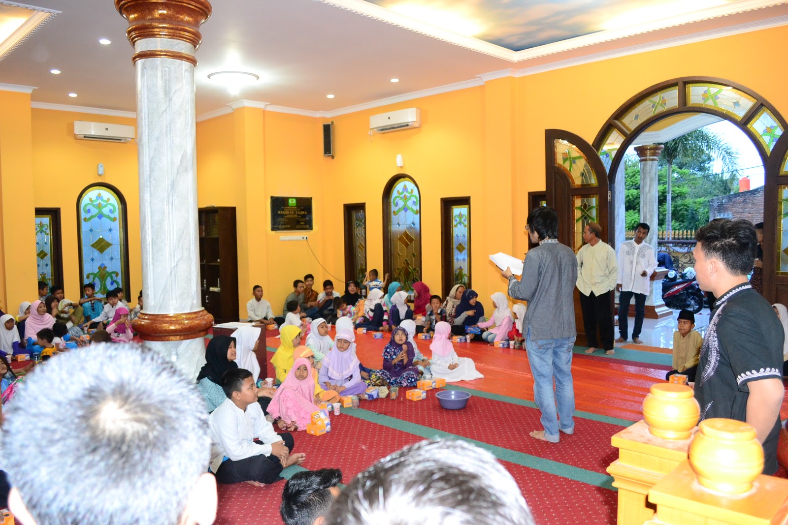 Berbagi Kebahagiaan Di penghujung Ramadhan Berbagi Kebahagiaan Di penghujung Ramadhan