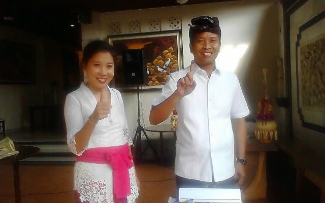 Kenakan Pakaian Adat Warga Bali Datangi TPS