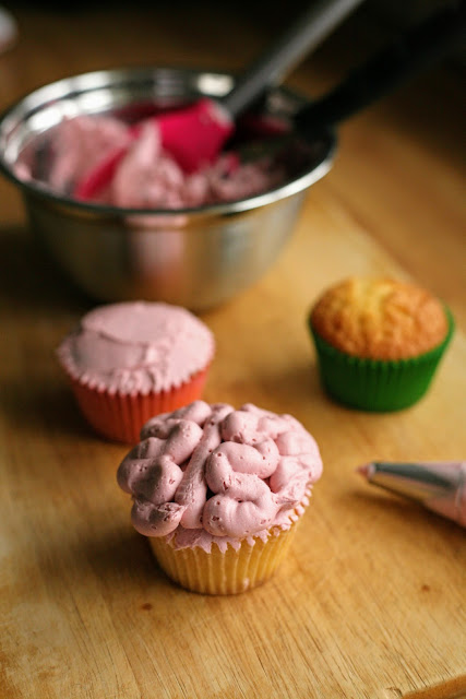 Hallowe'en Zombie Brains Cupcakes, the perfect addition to your party! www.goodfoodshared.blogspot.com