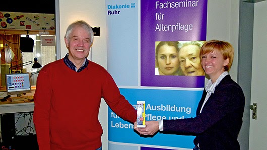 Vor dem RuhrstadtStudio entstand dieses Foto mit Marion Hohmann und Michael Winkler. In der Hand halten sie eine Porzellanminiatur des bekannten französischen Mauer-Künstler Thierry Noir, der im vergangenen Jahr in der EvK-Galerie ausgestellt hatte. (Foto: Marek Schirmer)