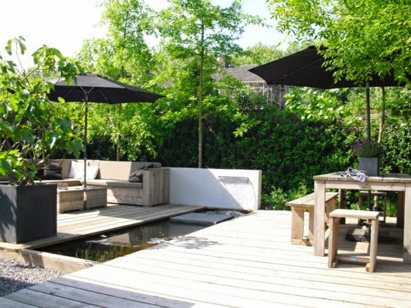 Relax in the seating area in the garden!