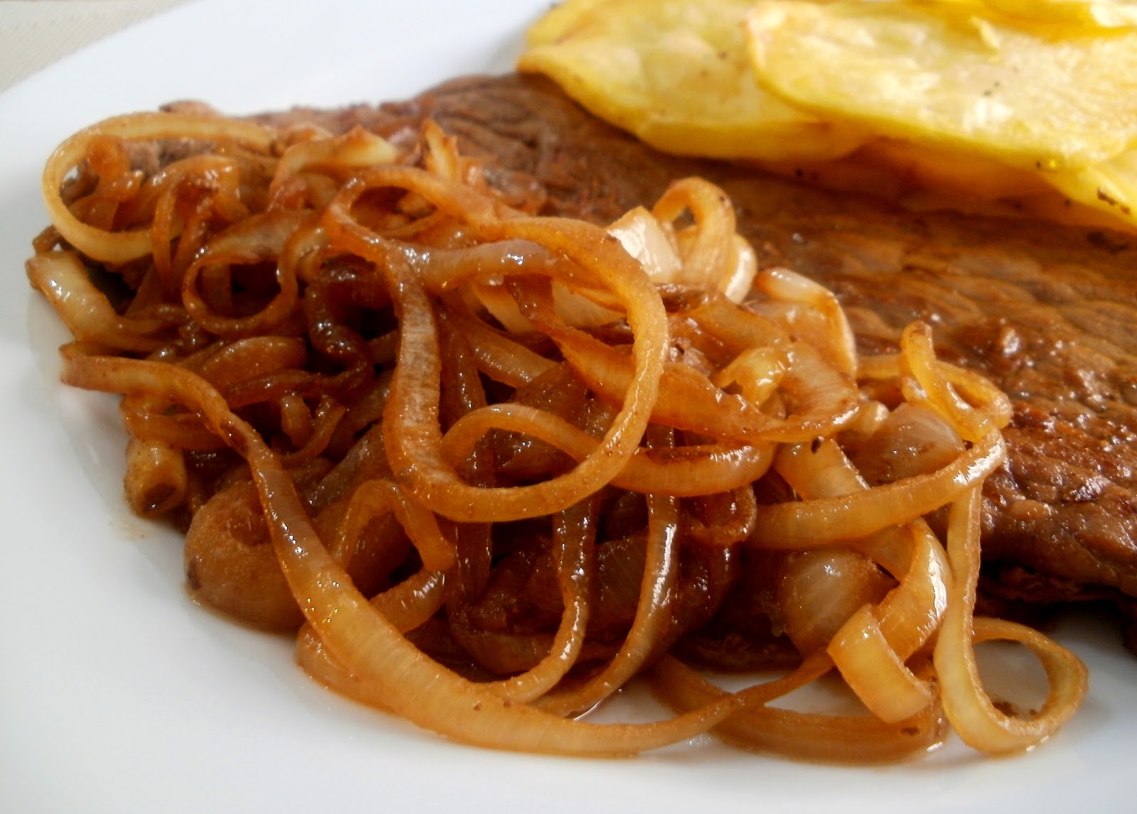 Bistec encebollado 