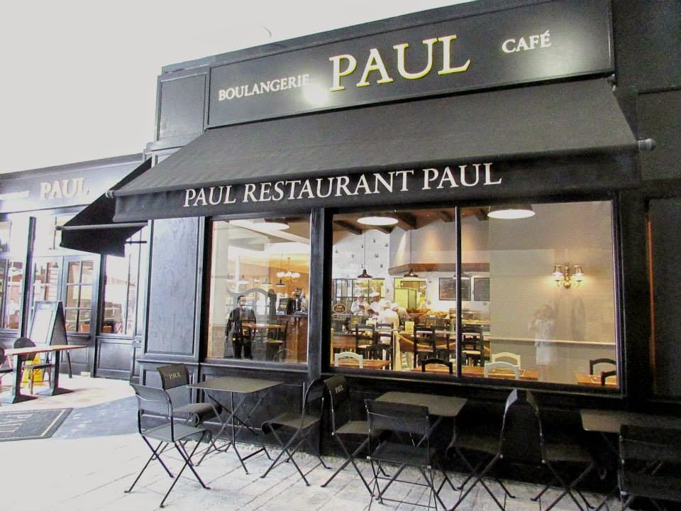 Ресторан paul. Paul Boulangerie Париж. Paul пекарня. Паул кафе. Вывески французских пекарен.