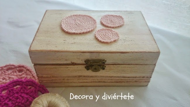 caja vintage , DIY, manualidad , decorar caja madera , pintura , crochet, ganchillo