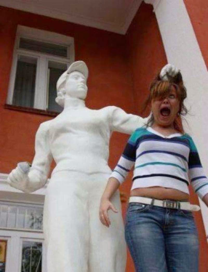 20. Stay away from the statue wearing the white hat– he is known to pull hair! - 23 Times Pedestrians Messed With Statues...And It Was Downright Hilarious