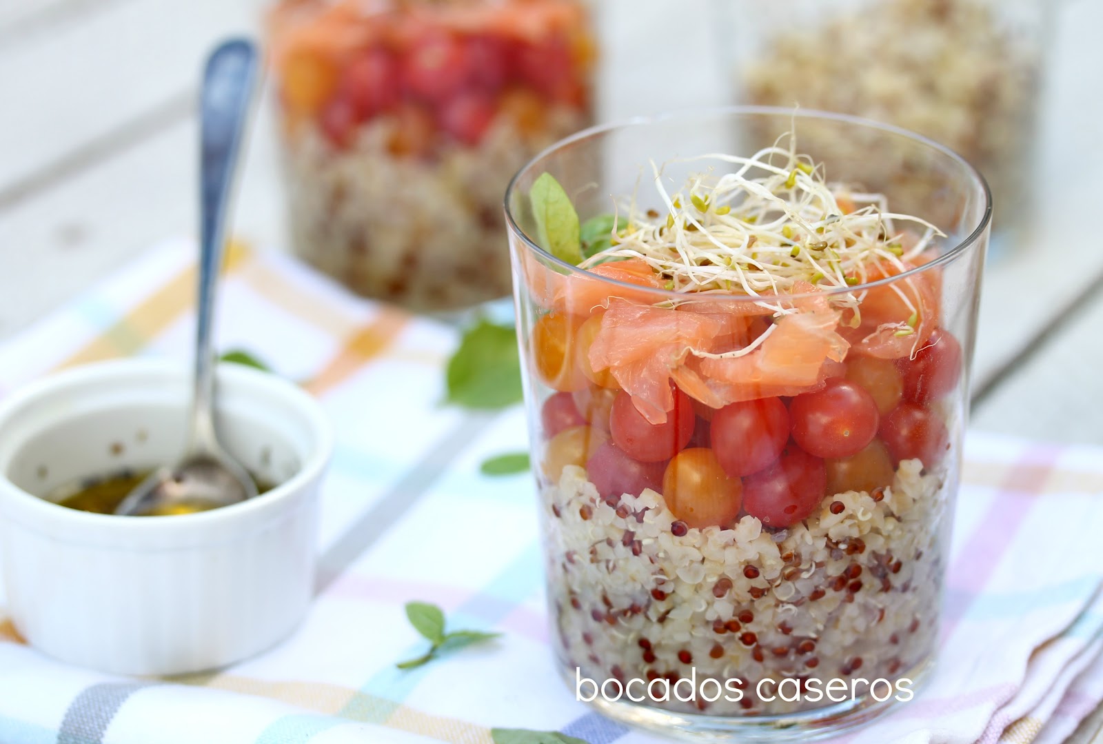 Bocados Caseros Ensalada de quinoa con tomate, salmón y aguacate