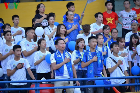 Chùm ảnh: CĐV HAGL 'thổi lửa' trên sân Hàng Đẫy - Ảnh 6 Chum anh: CDV HAGL 'thoi lua' tren san Hang Day - Anh 6