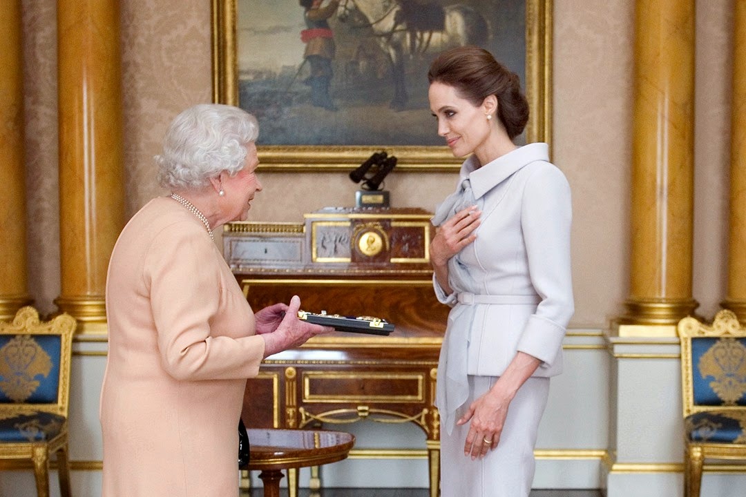 Tumanas Style Blog Angelina Jolie es nombrada Dama de Honor por la