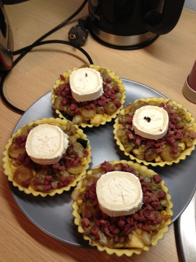 Tarte aux endives, chèvre, lardons et pruneaux