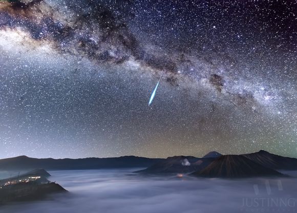 Chuva de meteoros Eta Aquaridas 2013, sobre o Mount Bromo, vulcão ativo na Indonesia - Justin Ng