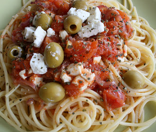 Spaghetti z pomidorami i serem feta