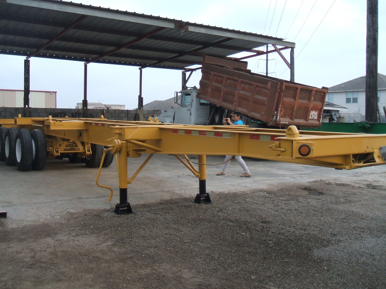 CONTAINER CHASSIS & PARTS 20'/40' COMBO 3 Axles, 12 PINS for Sale