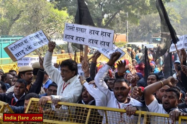 MCD कर्मचारियों ने वेतन न मिलने से नाराज होकर केजरीवाल के घर के आगे प्रदर्शन किया MCD कर्मचारियों ने वेतन न मिलने से नाराज होकर केजरीवाल के घर के आगे प्रदर्शन किया
