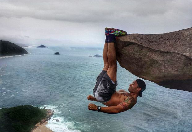 He started a bit of a trend, it seems: Extreme rock dangling. How is this even possible? - This Viral Photo Inspired Copycats, But There’s Something You Should Know… He started a bit of a trend, it seems: Extreme rock dangling. How is this even possible? - This Viral Photo Inspired Copycats, But There’s Something You Should Know…