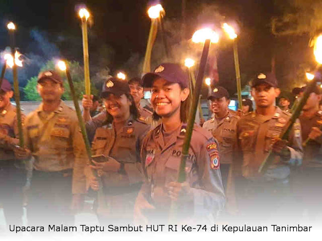 Upacara Malam Taptu Sambut HUT RI Ke-74 di Kepulauan Tanimbar Upacara Malam Taptu Sambut HUT RI Ke-74 di Kepulauan Tanimbar
